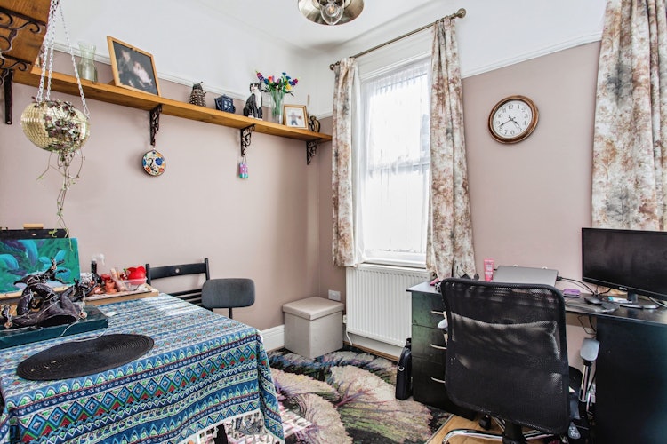 2 bedroom maisonette
