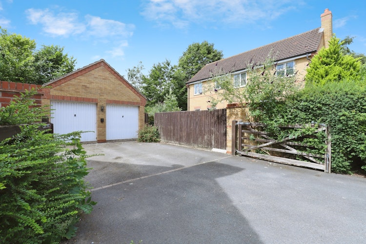 4 bedroom detached house