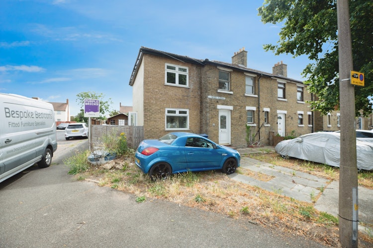 3 bedroom end of terrace house