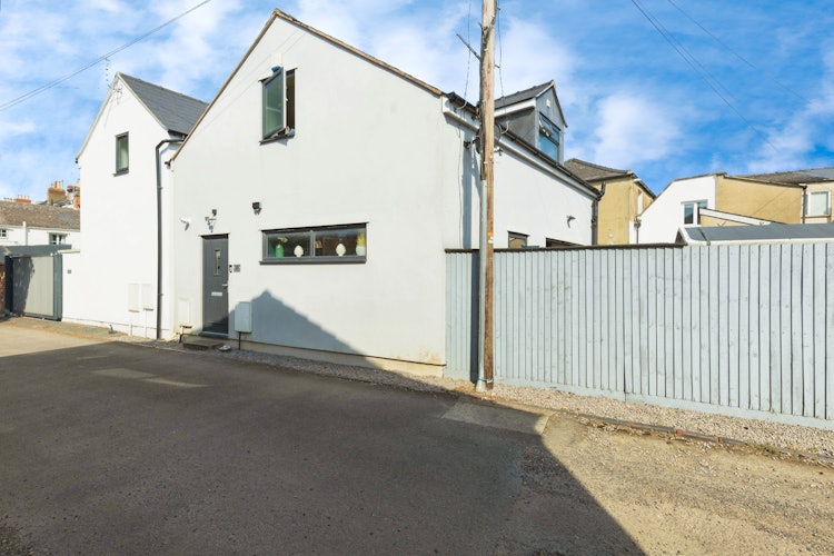 2 bedroom detached house