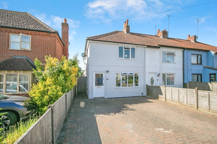 3 bedroom end of terrace house