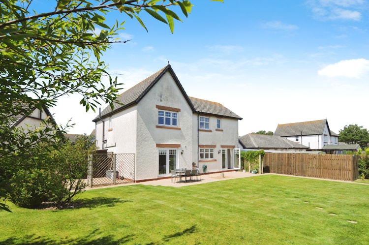 4 bedroom detached house