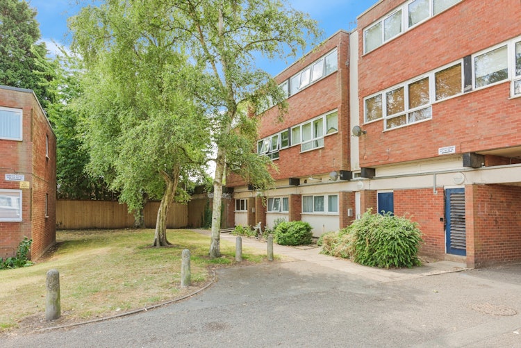 2 bedroom maisonette