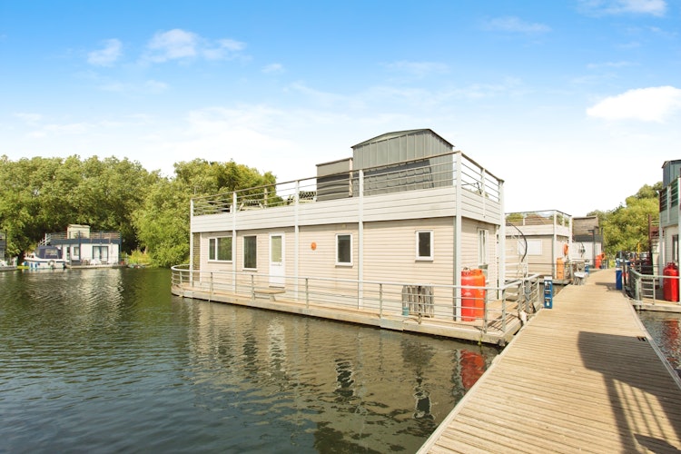 2 bedroom house boat