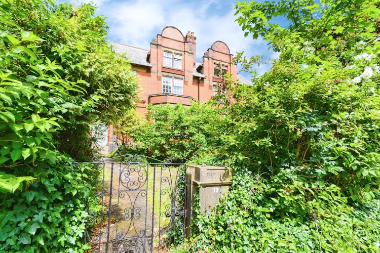 5 bedroom semi-detached house