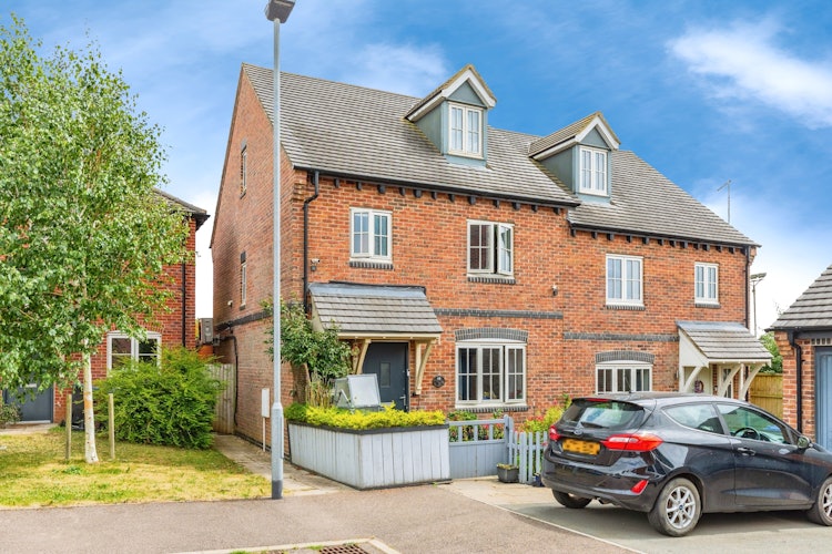 4 bedroom semi-detached house