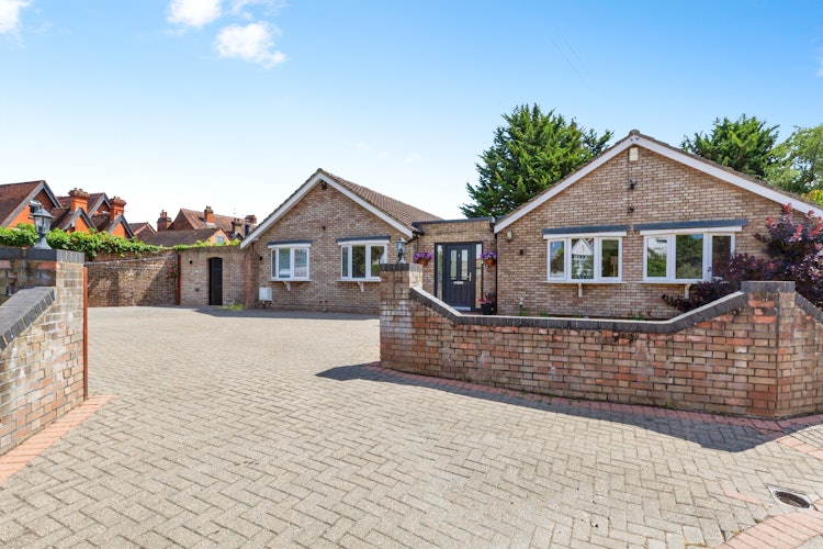 6 bedroom detached bungalow