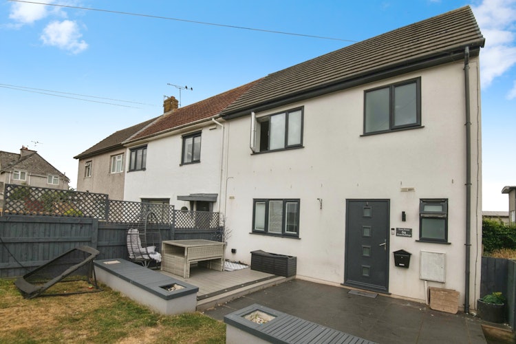4 bedroom end of terrace house
