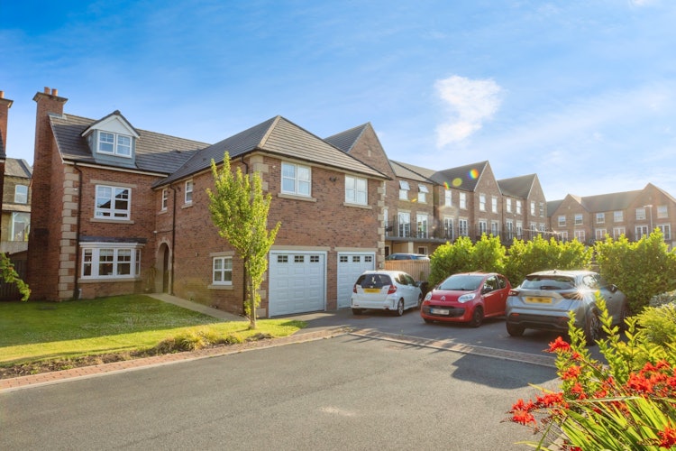 6 bedroom detached house