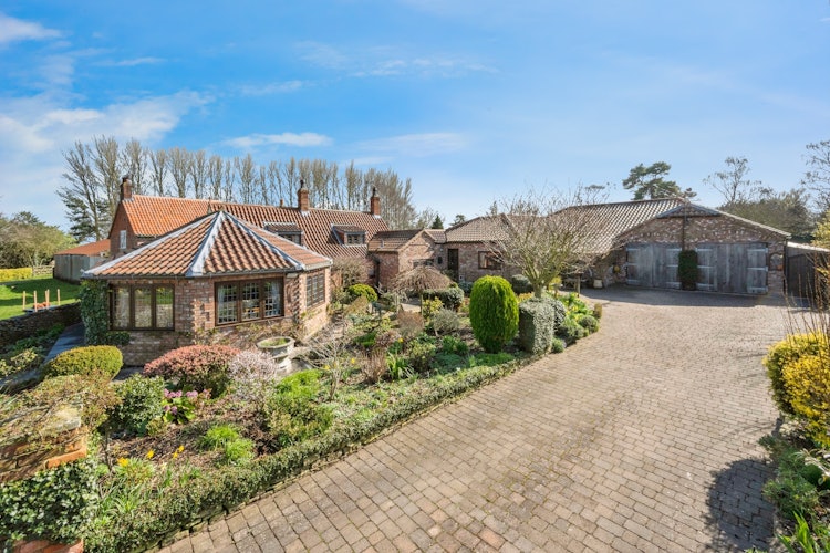 5 bedroom detached house