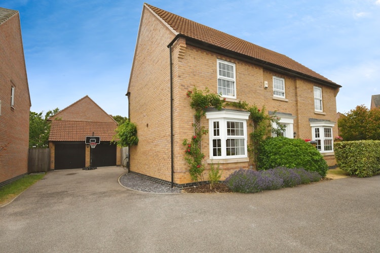 5 bedroom detached house