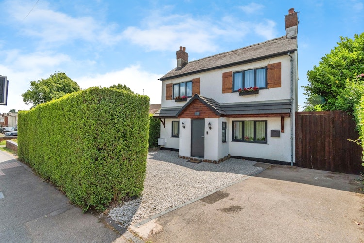 2 bedroom detached house