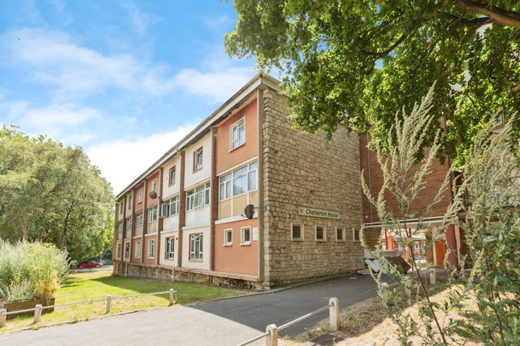 2 bedroom maisonette