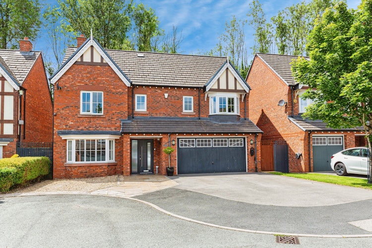 6 bedroom detached house