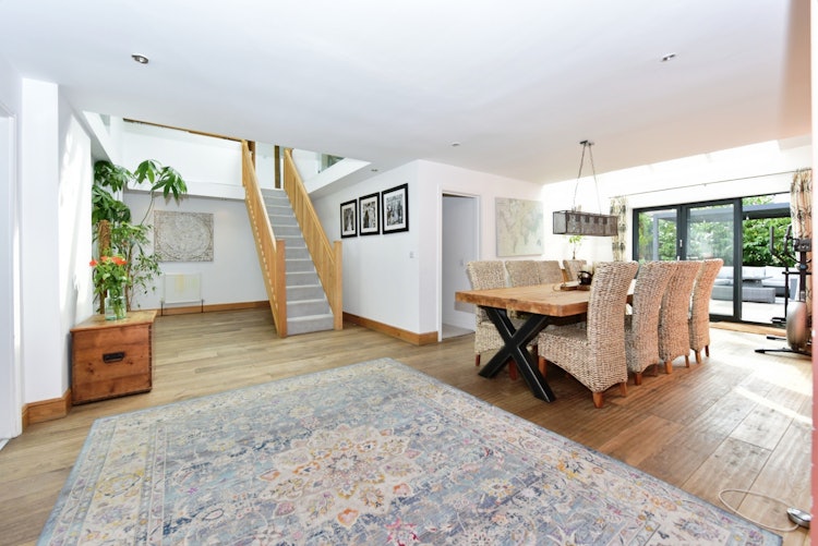 5 bedroom detached house