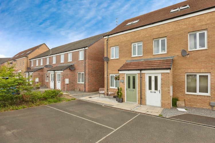 3 bedroom end of terrace house