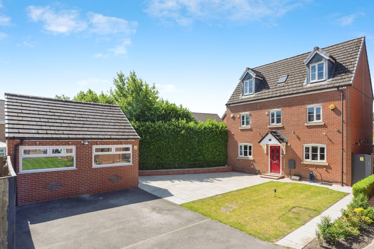5 bedroom detached house