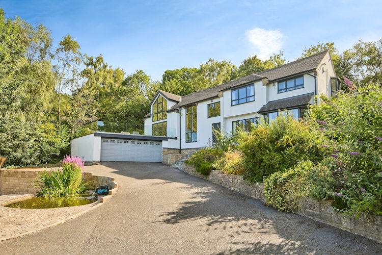 5 bedroom detached house