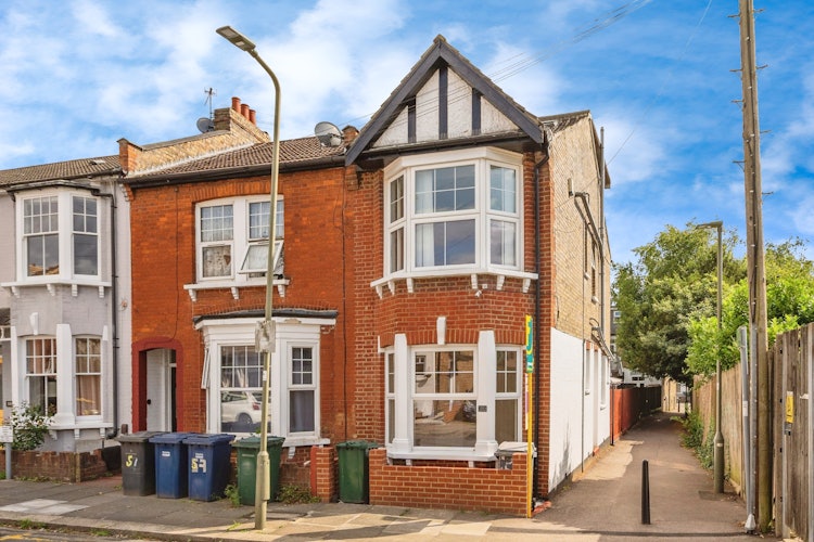 3 bedroom end of terrace house