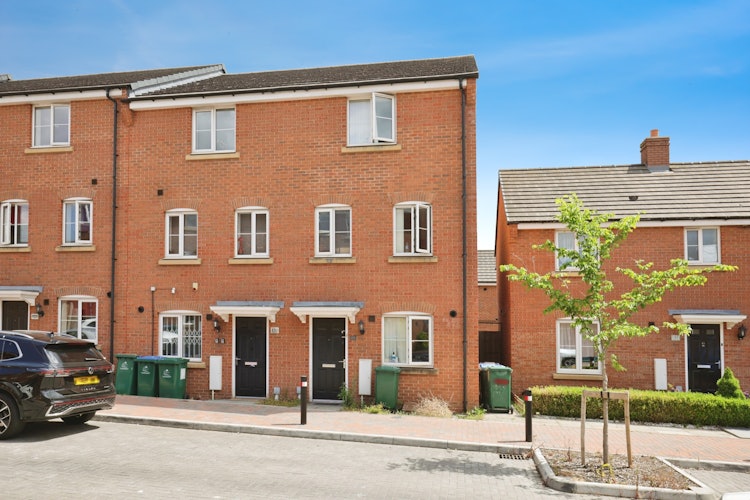 4 bedroom end of terrace house