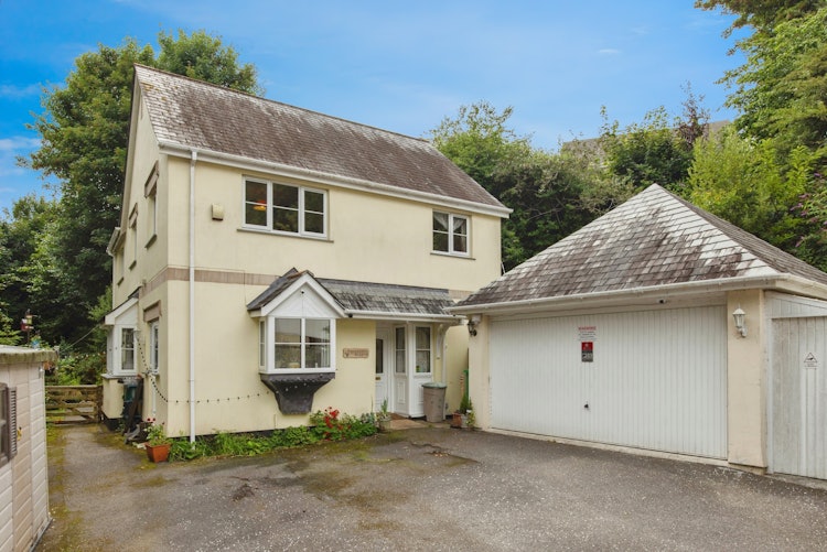 5 bedroom detached house
