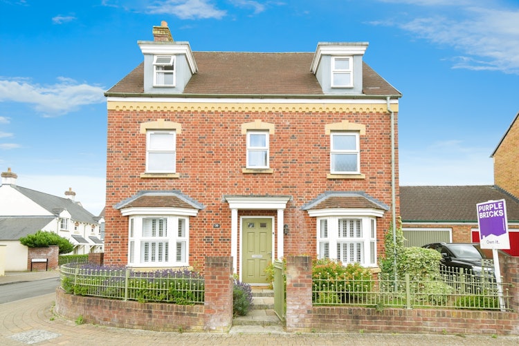 5 bedroom detached house
