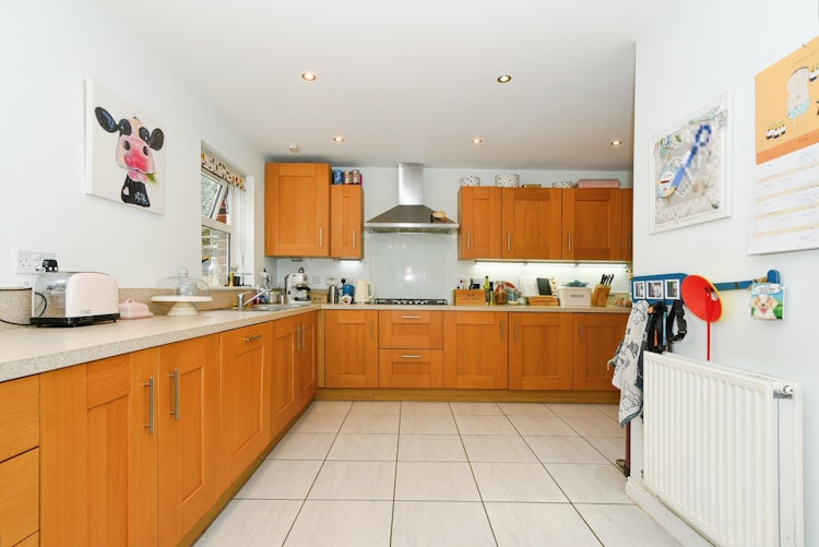 5 bedroom detached house