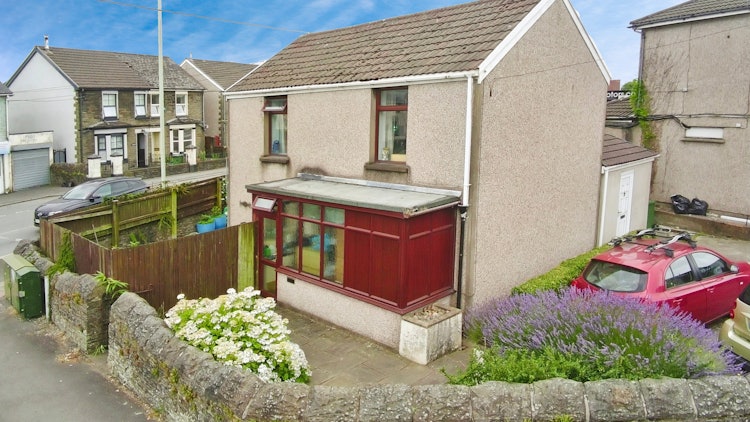 2 bedroom detached house