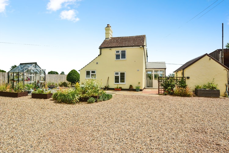 2 bedroom detached house
