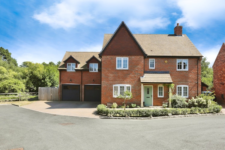 5 bedroom detached house