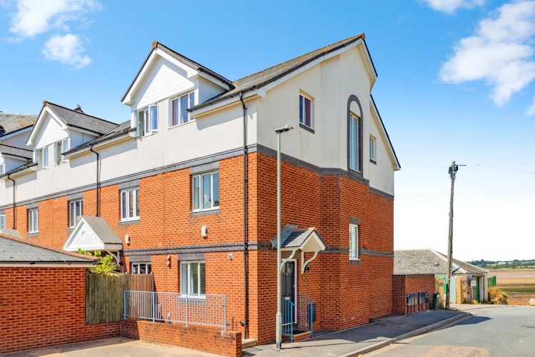 4 bedroom end of terrace house