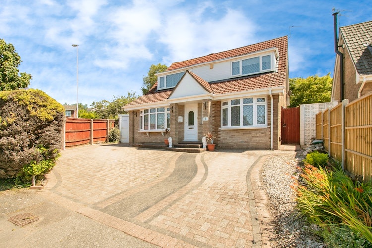 5 bedroom detached house