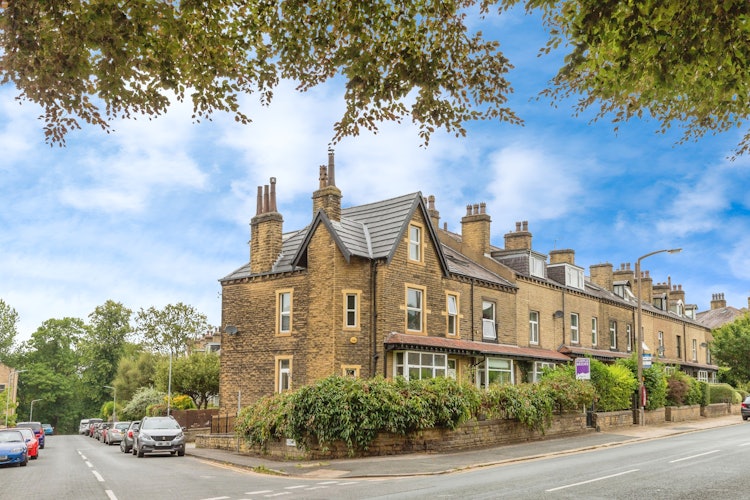 4 bedroom end of terrace house