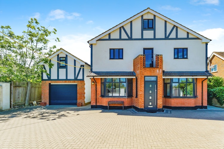 6 bedroom detached house