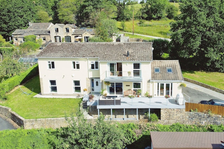 5 bedroom detached house