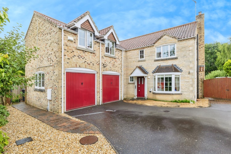 5 bedroom detached house