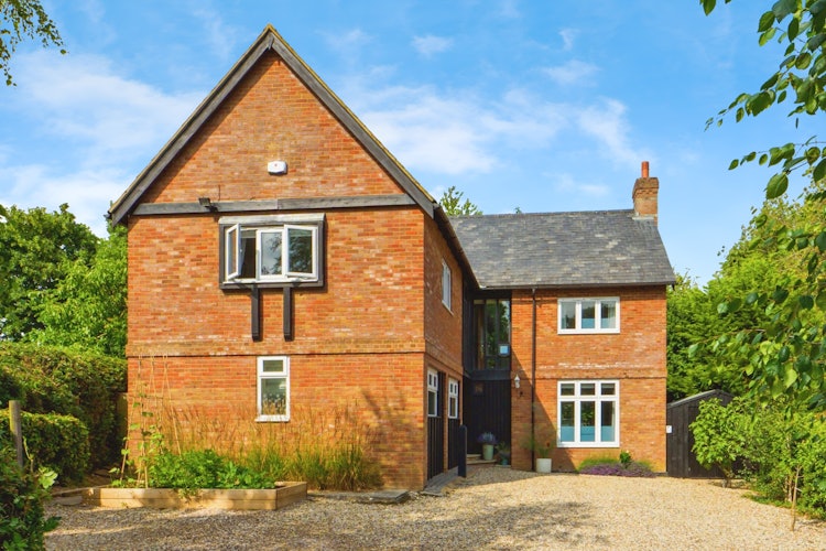 5 bedroom detached house
