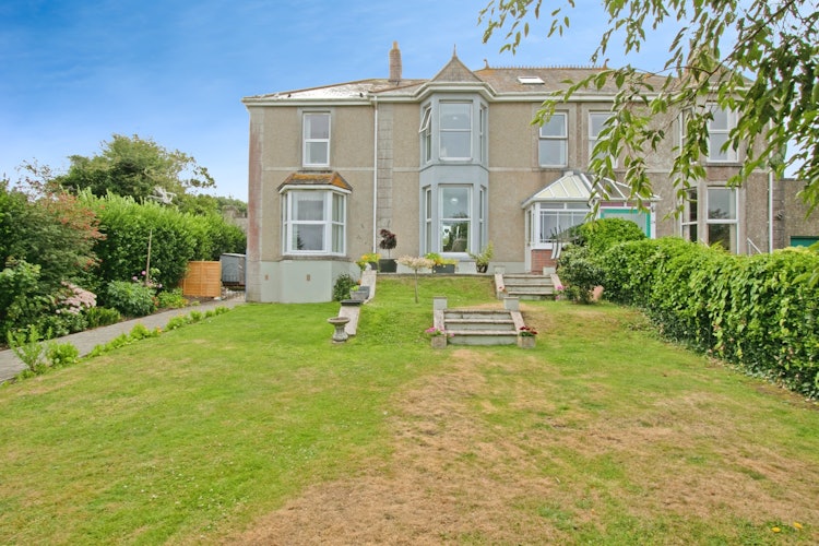 6 bedroom semi-detached house