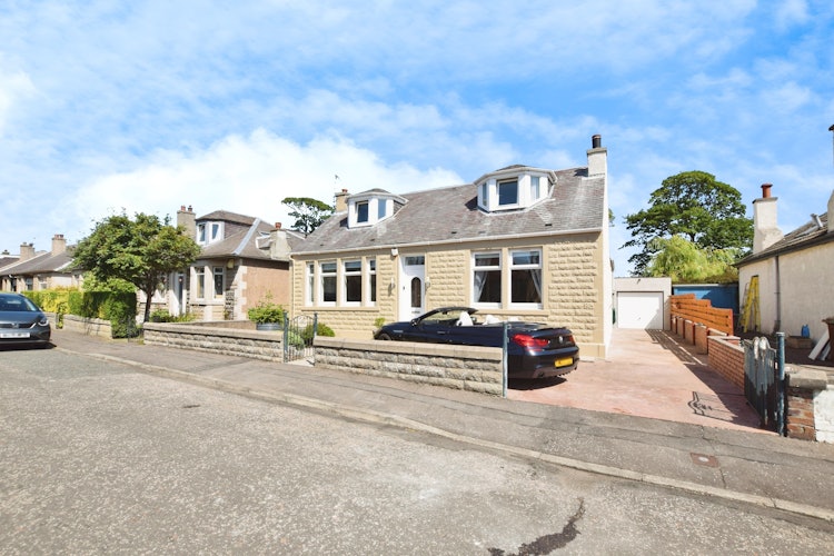 6 bedroom detached bungalow