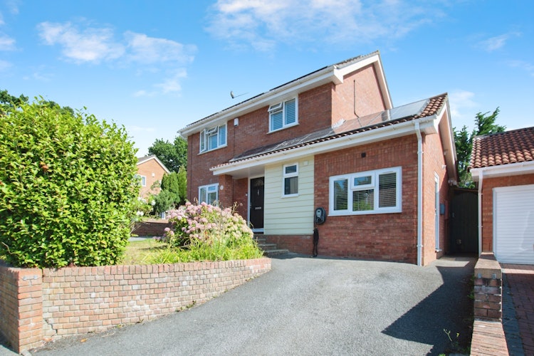 5 bedroom detached house