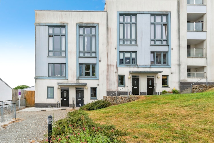 4 bedroom end of terrace house