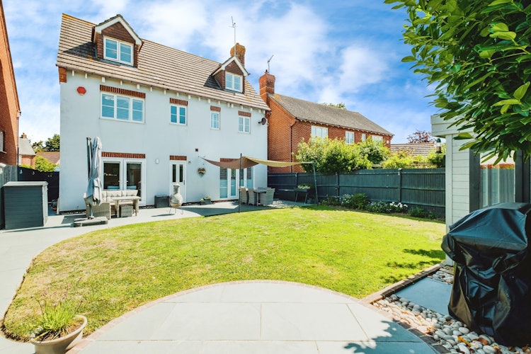 5 bedroom detached house