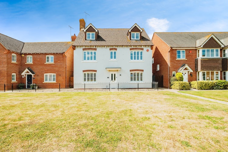 5 bedroom detached house