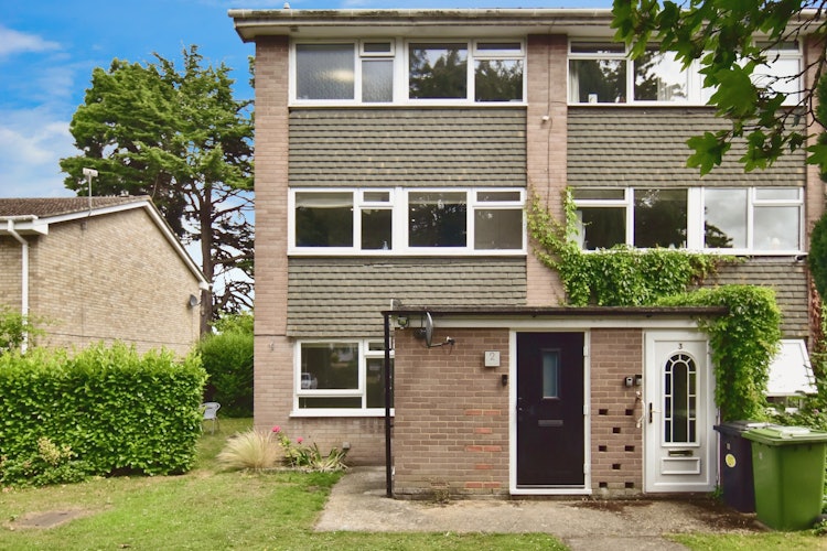 2 bedroom maisonette