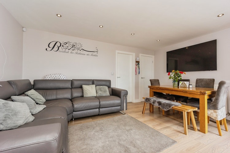 3 bedroom detached house