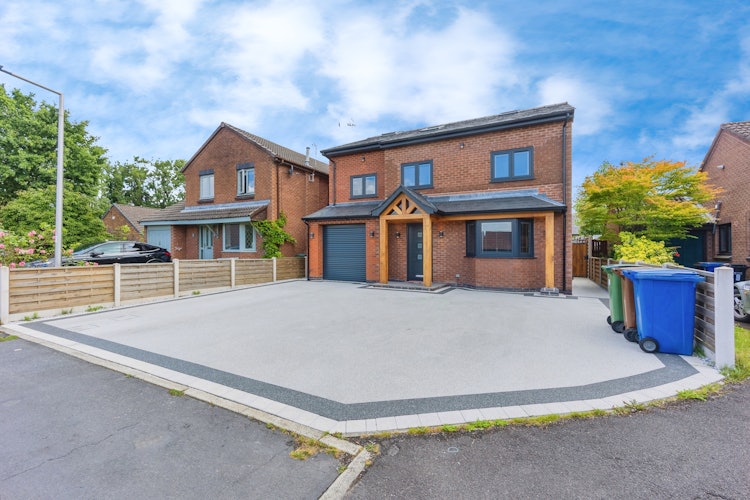5 bedroom detached house