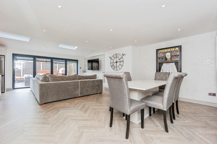 5 bedroom detached house