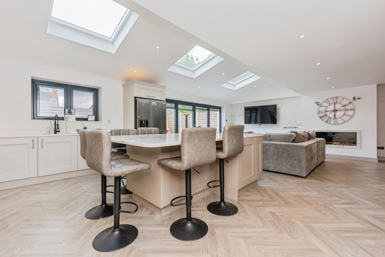5 bedroom detached house
