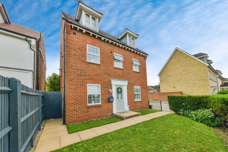 5 bedroom detached house