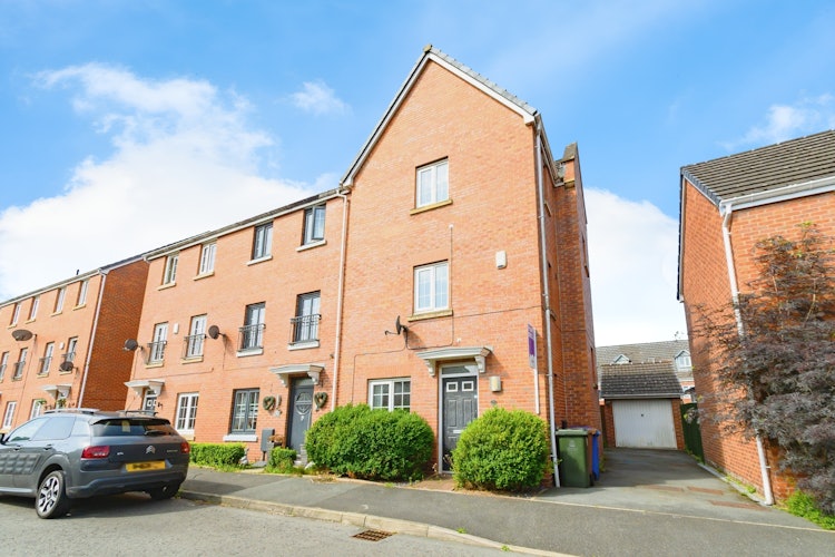 4 bedroom end of terrace house